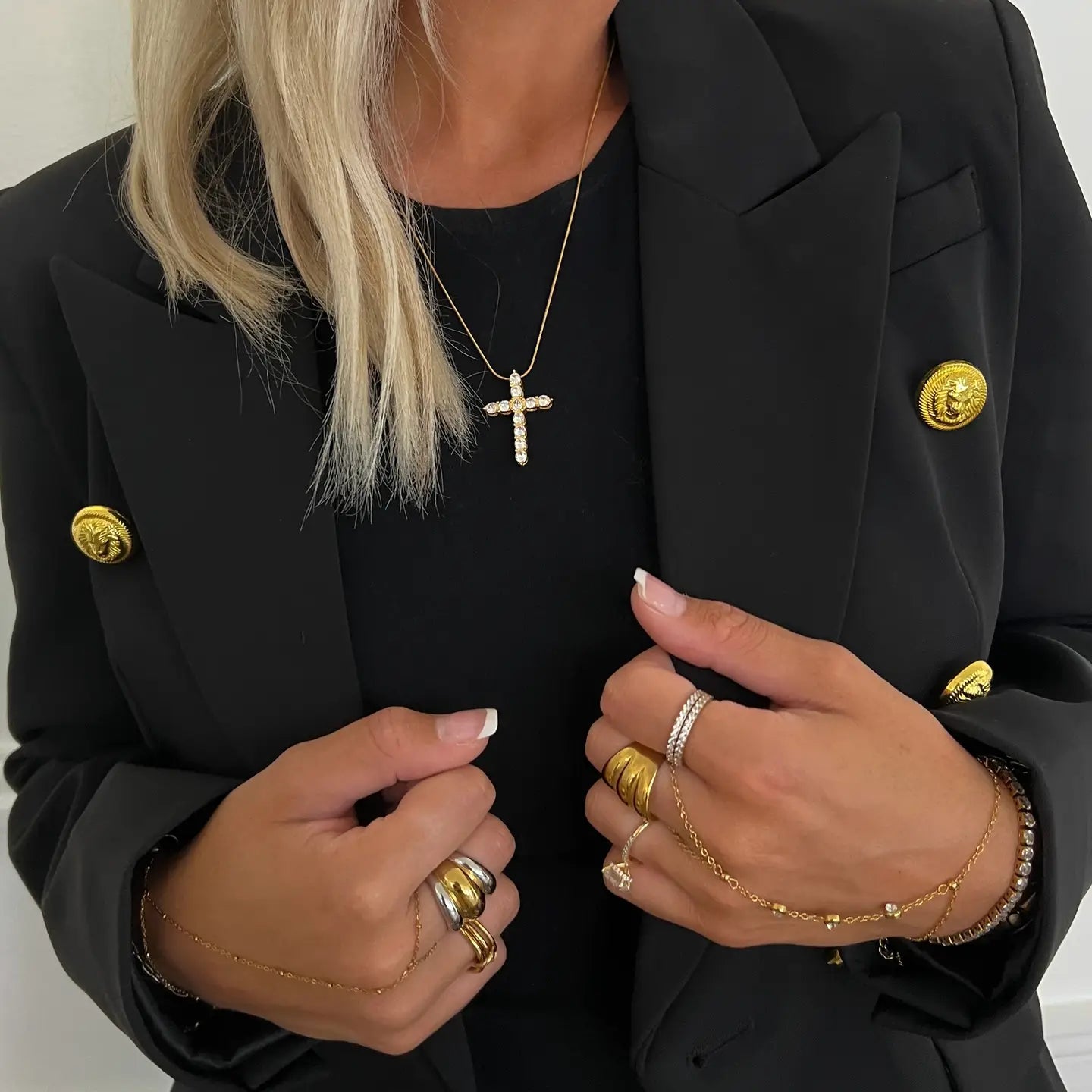 the diamond cross necklace